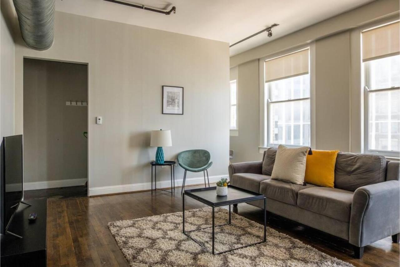 Frontdesk I The Rice Apts Downtown Houston Apartment Room photo